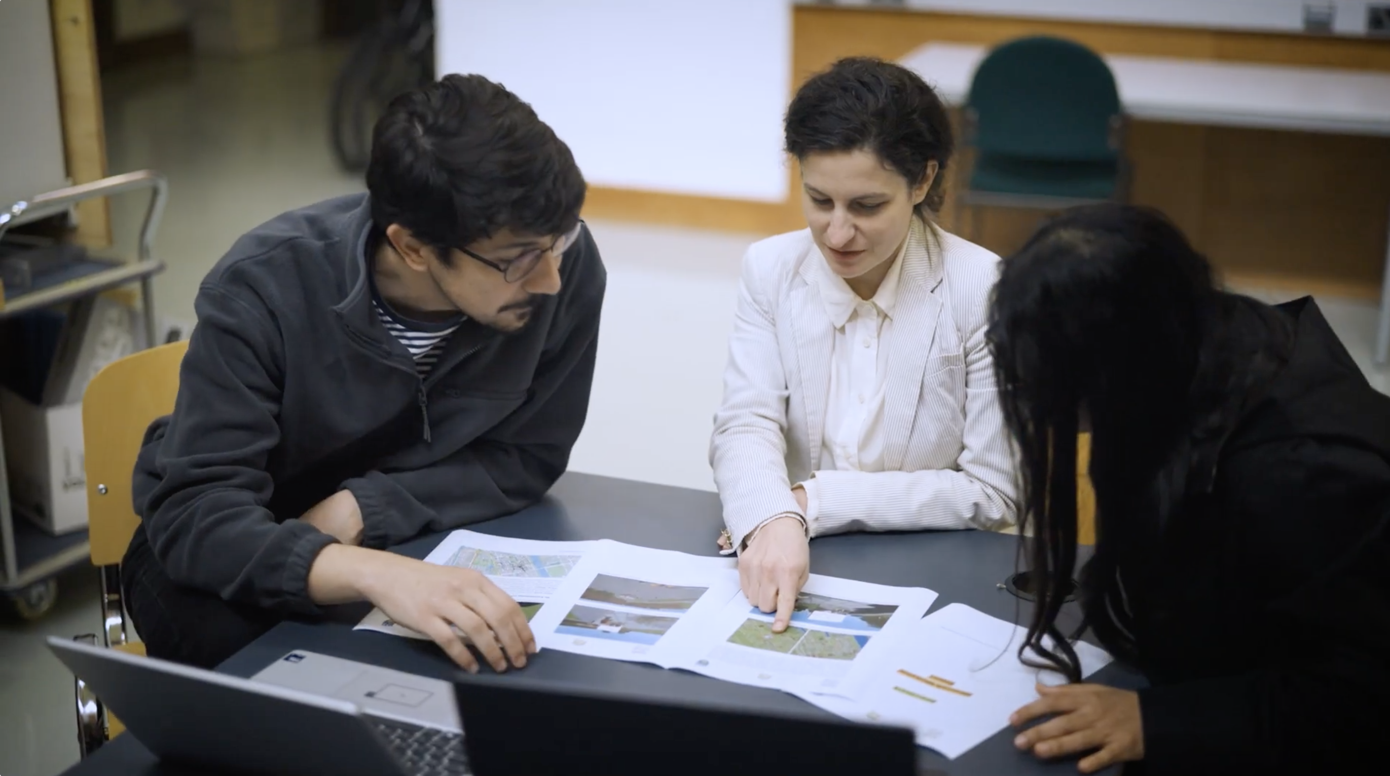 Dr Ungku Norani Sonet, Dr Ítalo Sousa de Sena, Dr Aura-Luciana Istrate sitting around a table